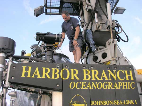 Submersible pilot Hugo Marrero checks the positioning of the LOLAR on top of the JSL