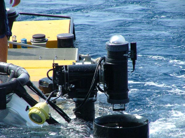 Lee Frey tests connections in preparation for launch of the Johnson-Sea-Link submersible.