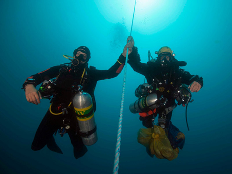 Safety Diver Brett Gonzalez and Brian Kakuk decompressing on the line.